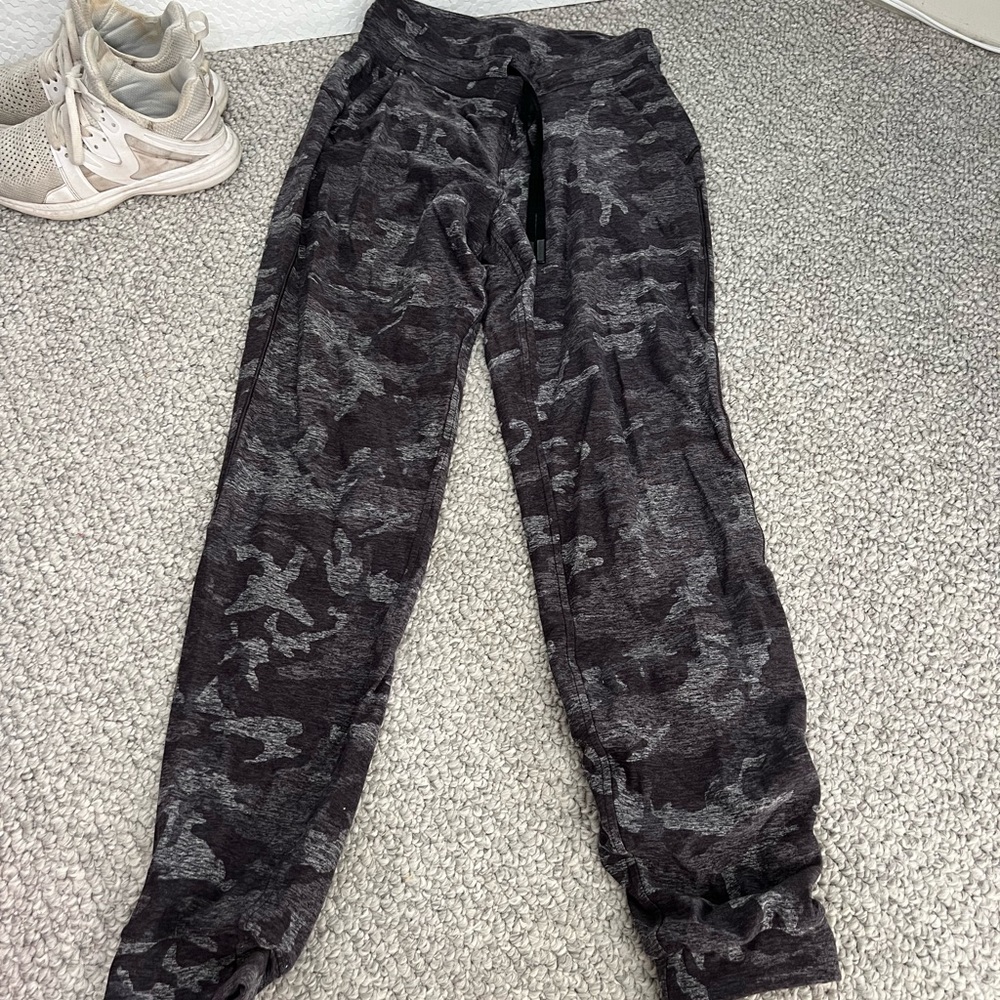 Lululemon camo joggers